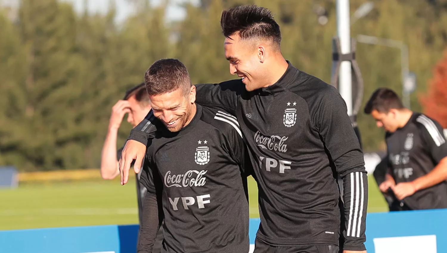 EN EZEIZA. Lautaro Martínez, junto a Alejandro Gómez, en la concentración de la Selección, con la que jugará eliminatorias y la Copa América.