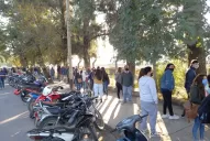 Trabajadores gastronómicos hacen fila en el Hipódromo para percibir el subsidio de $3.500