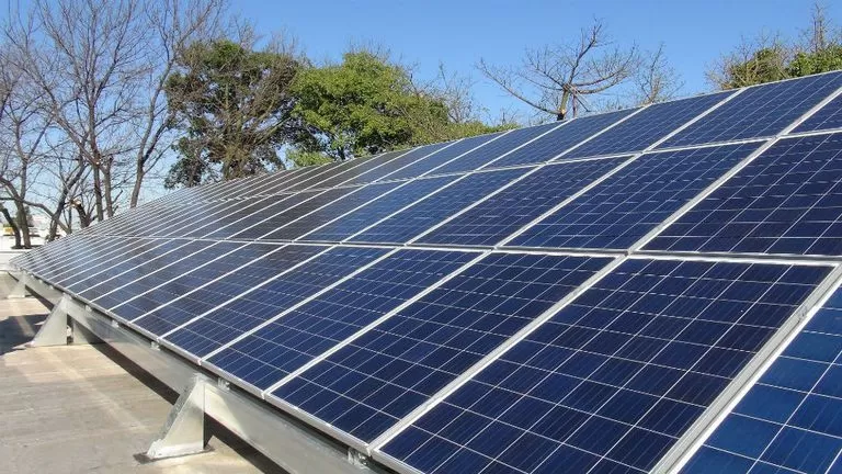 PANELES SOLARES. En la Argentina empezaron a instalarse, en las zonas rurales, a partir de la década de los 80. 