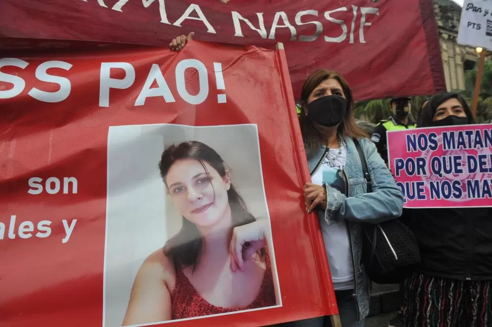 LA MADRE CON LA FOTO DE LA HIJA. Mariela Tacacho en una marcha. 