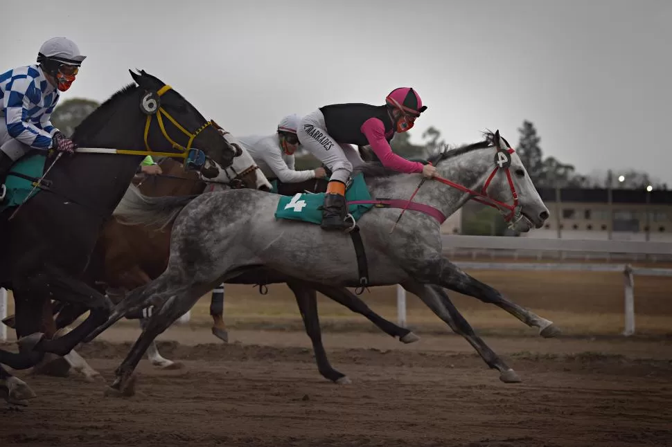POSTERGADO. Si el COE lo permite, la reunión turfística que estaba prevista para mañana se llevará a cabo el próximo martes.