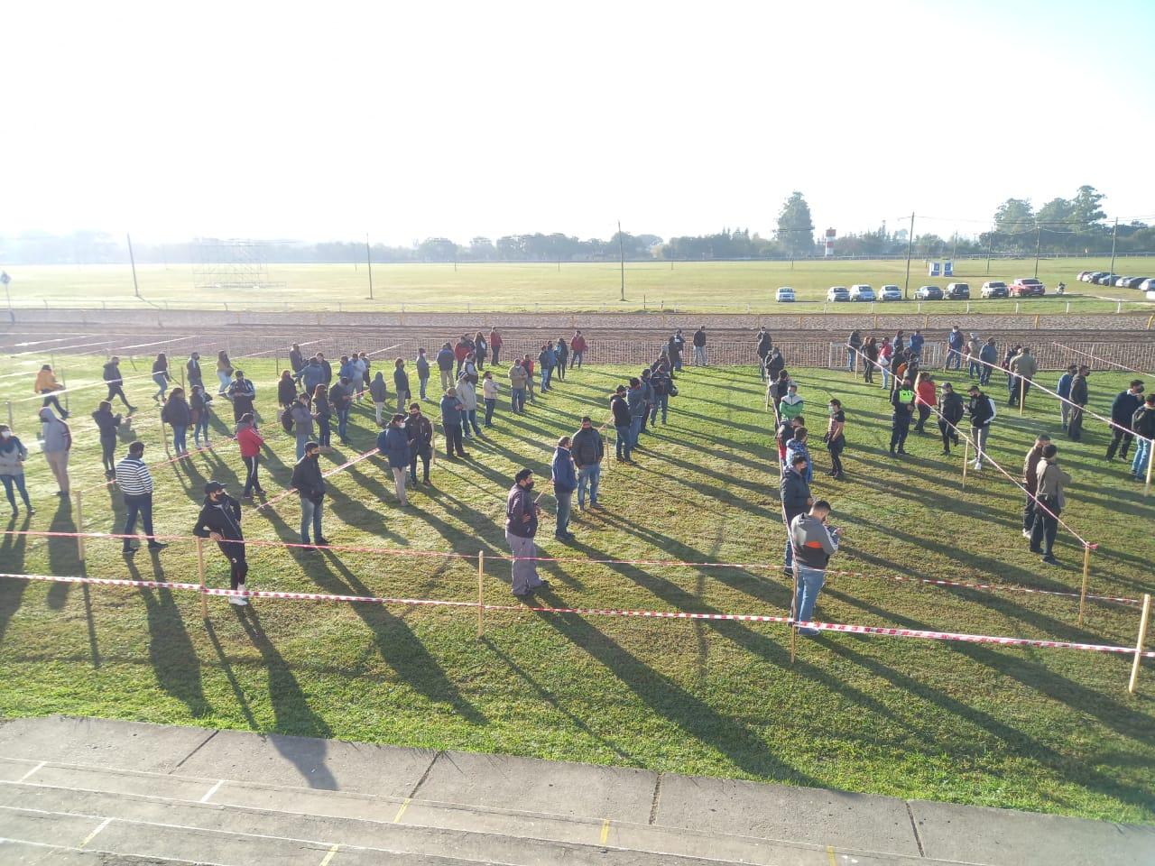 EN EL HIPÓDROMO. Los trabajadores aguardan por el cobro. Foto LA GACETA / ANALÍA JARAMILLO