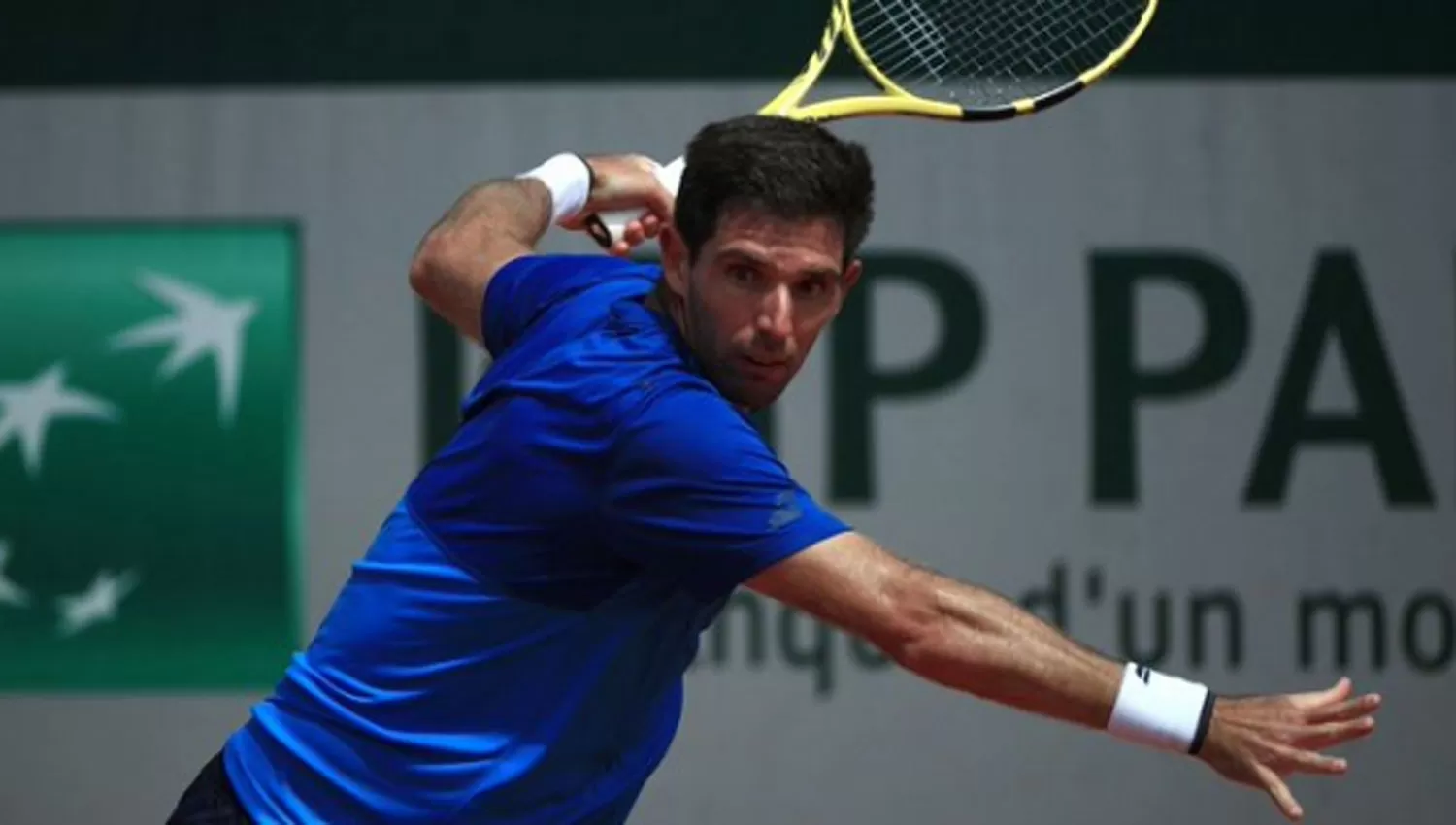 ADELANTE. Delbonis dominaba el juego ante Fognini por 6-4 y 6-1.