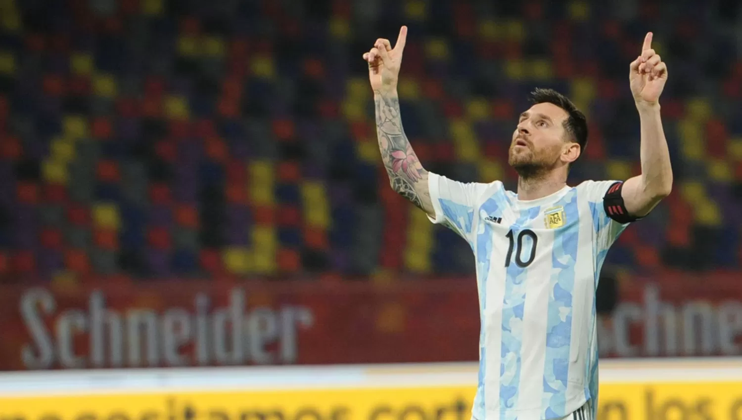 AL CIELO. Lionel Messi repitió el festejo dedicado a Diego Maradona.