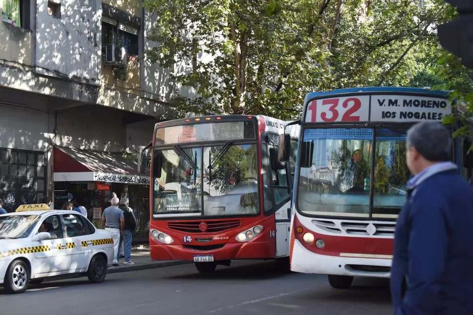 ZOZOBRA. Quienes dependen de los colectivos temen que haya paro. 