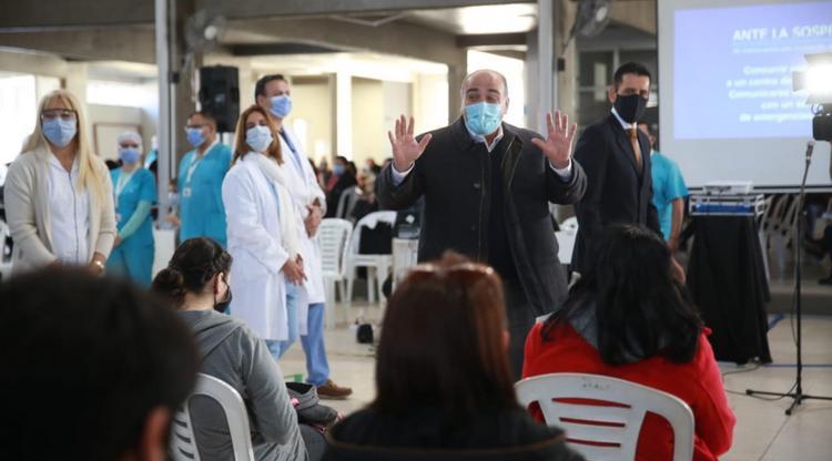 ANTE LOS VOLUNTARIOS. Manzur saluda a las personas que esperan para ser inoculadas. Foto Comunicación Pública