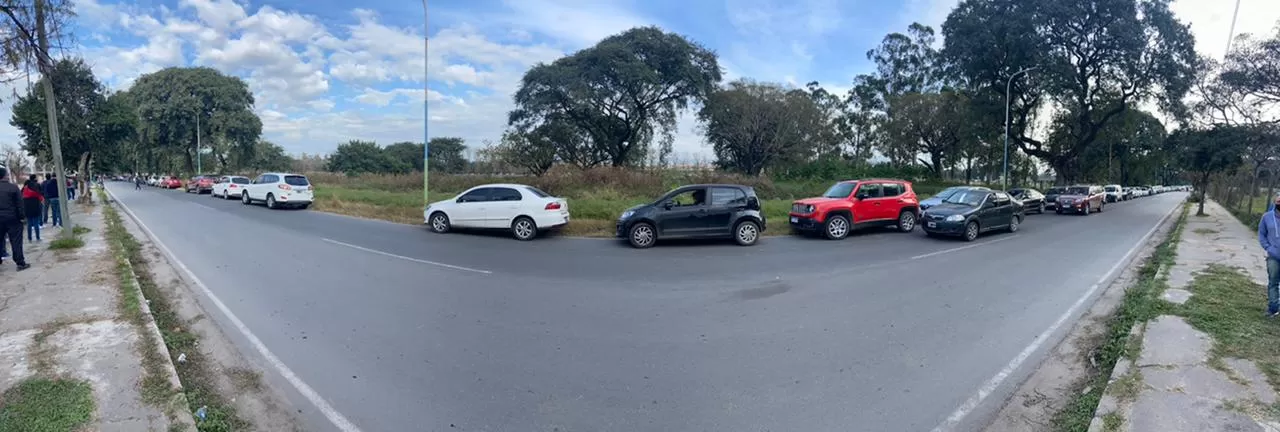 Repleto de autos en los alrededores del hipódromo.