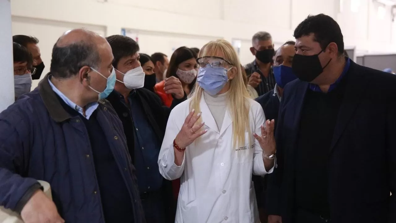 EN ALDERETES. La ministra Chahla, junto al gobernador Manzur y la comitiva oficial. Foto Prensa Siprosa