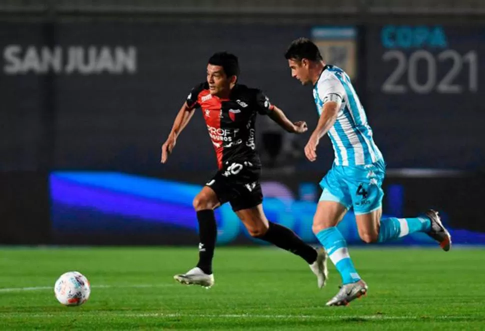 UN PARTIDO CON MUCHA MARCA. Luis Rodríguez escapa a su marca en velocidad. El simoqueño no jugó un buen partido y fue reemplazado por una lesión. 