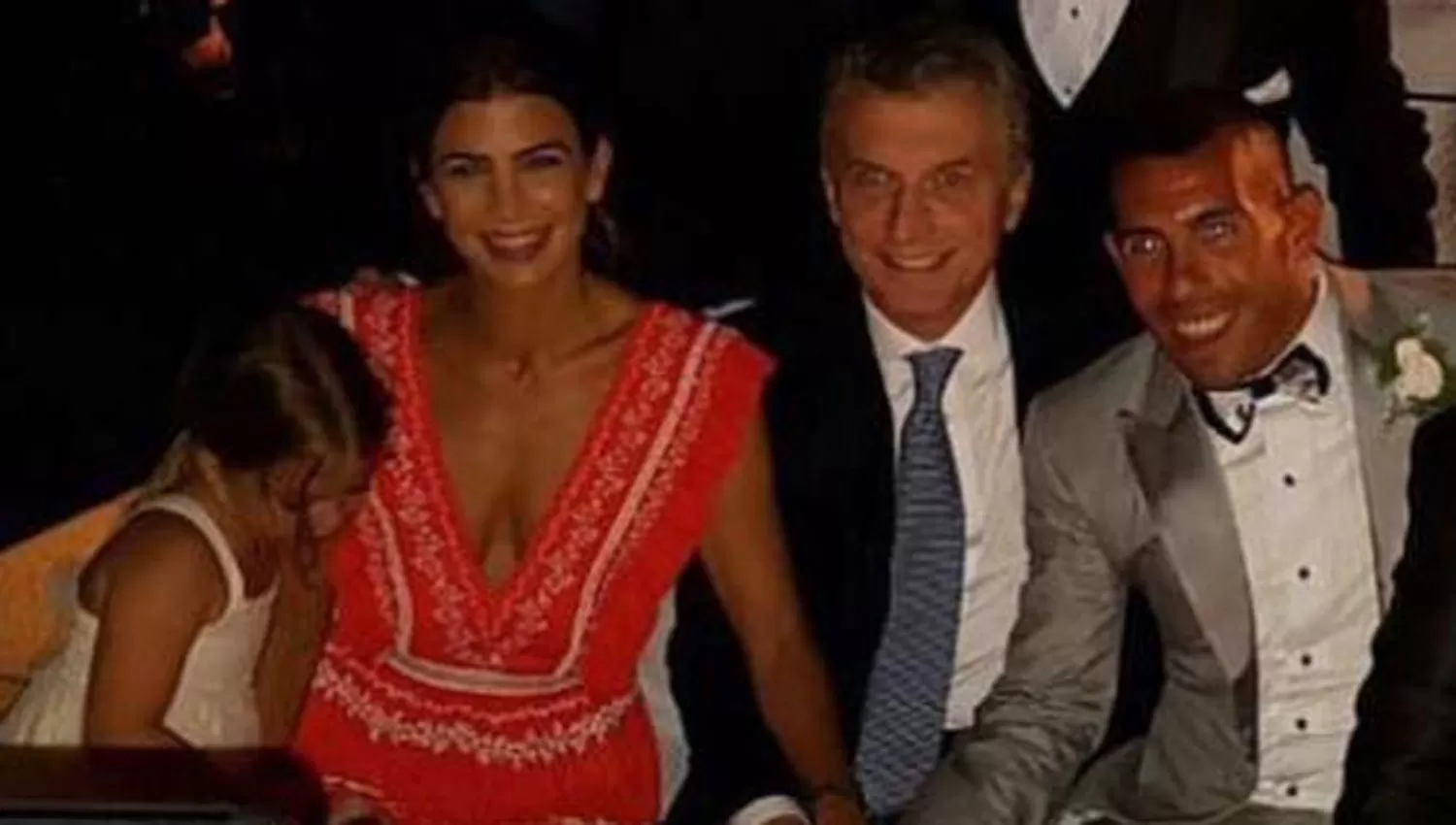 CERCANOS. Macri y su familia acompañaron a Tevez en su casamiento en 2016.
