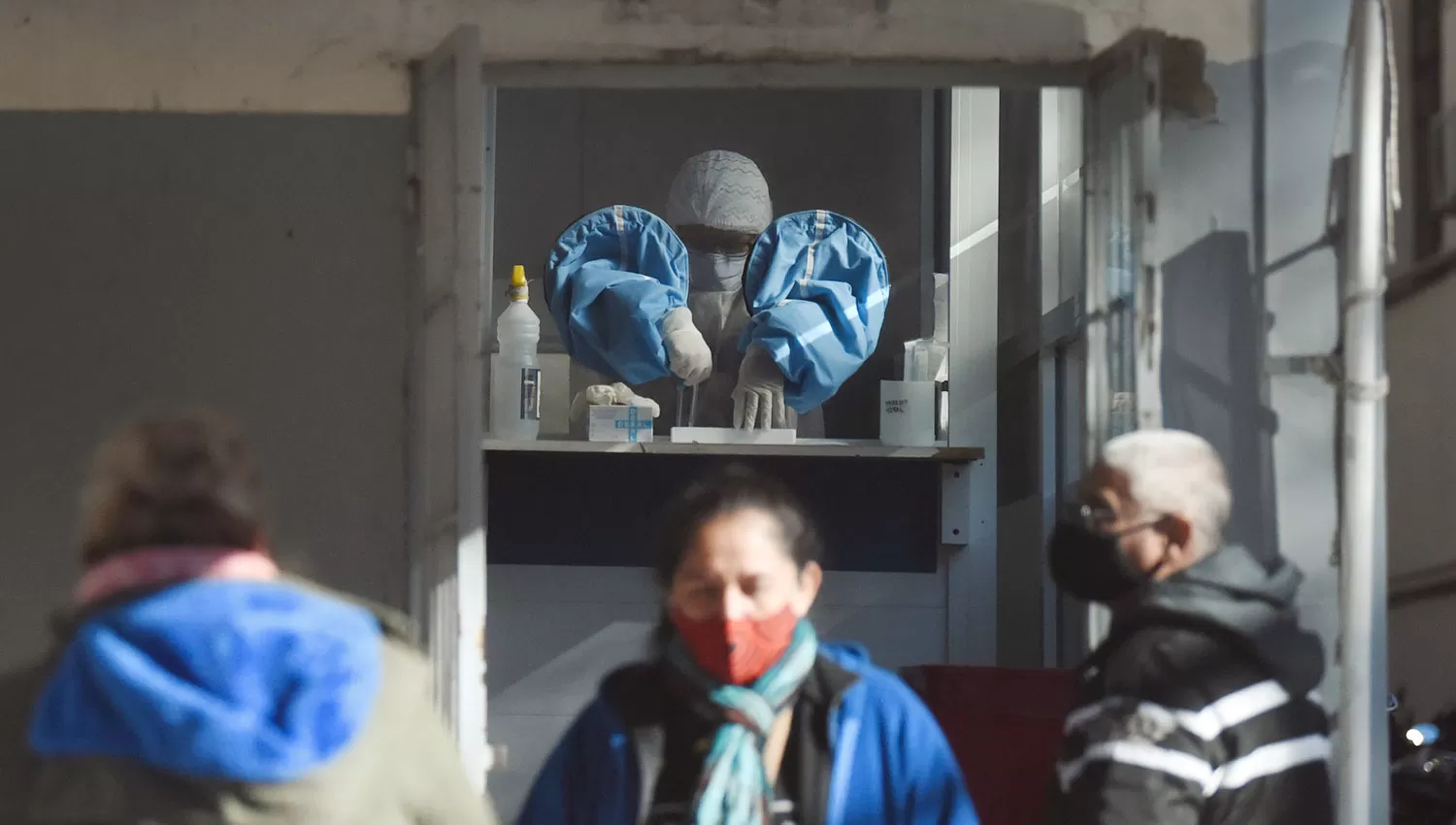LARGAS COLAS. En los centros de testeos se multiplican las personas que concurren para hacerse los hisopados.