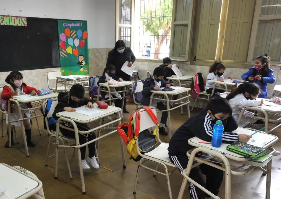 REGRESO AL FIN. Con sus respectivos barbijos, los chicos de una escuela primaria participan de la clase presencial dentro de la burbuja que les toca.  