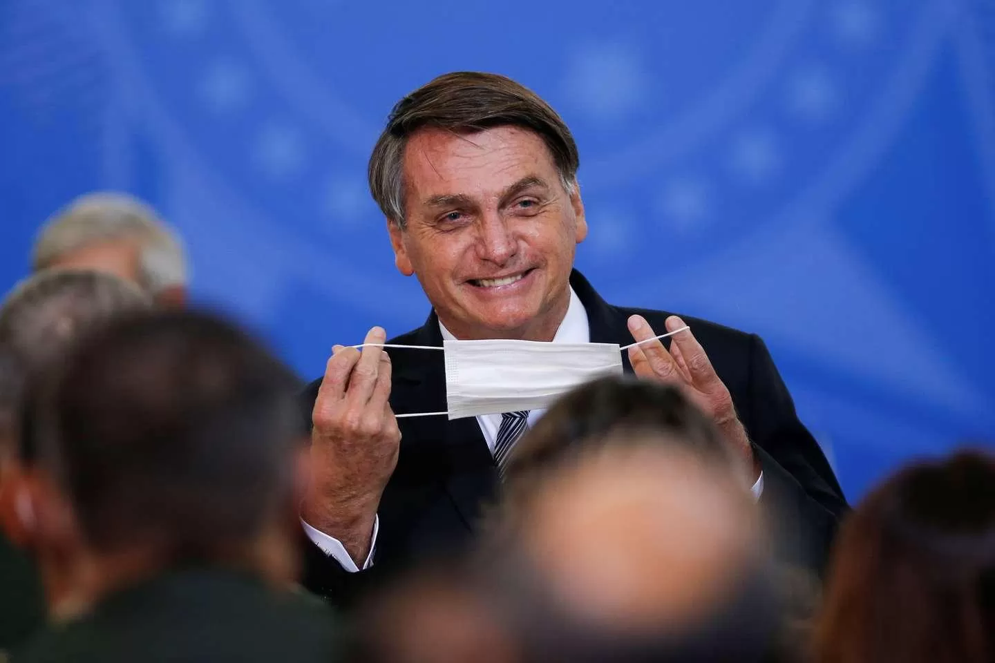 BRASIL. Jair Bolsonaro pidió al Ministerio de Salud no exigir el uso de tapabocas a vacunados y recuperados de coronavirus. FOTO DE REUTERS.