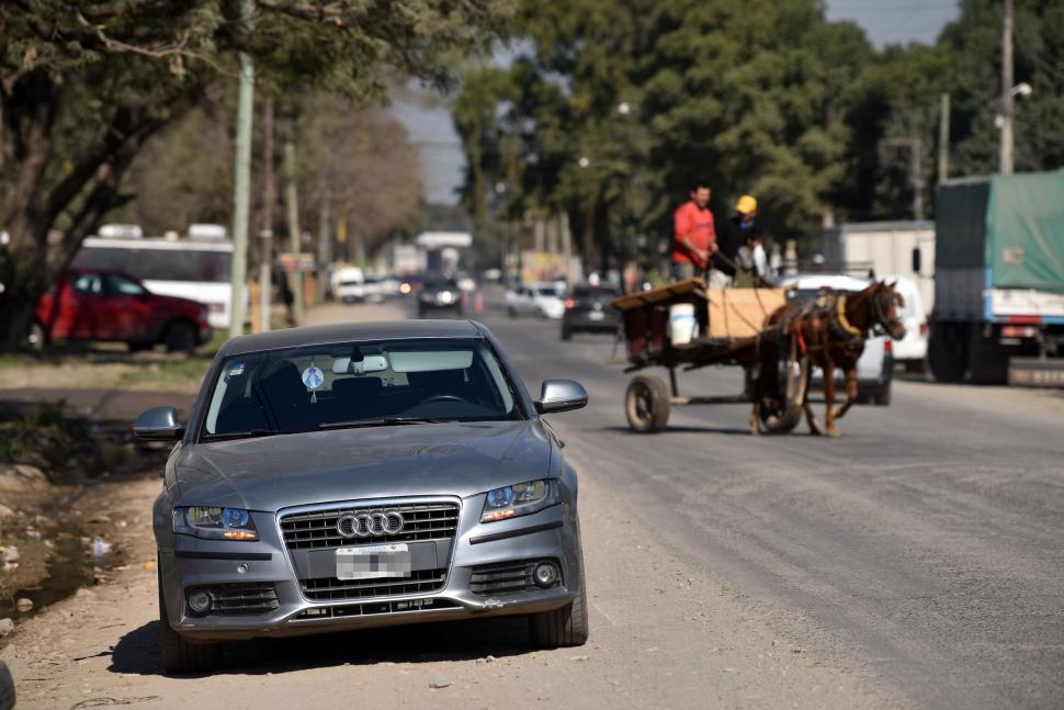 DIVERSIDAD. Circulan tanto vehículos como carros de tracción a sangre.