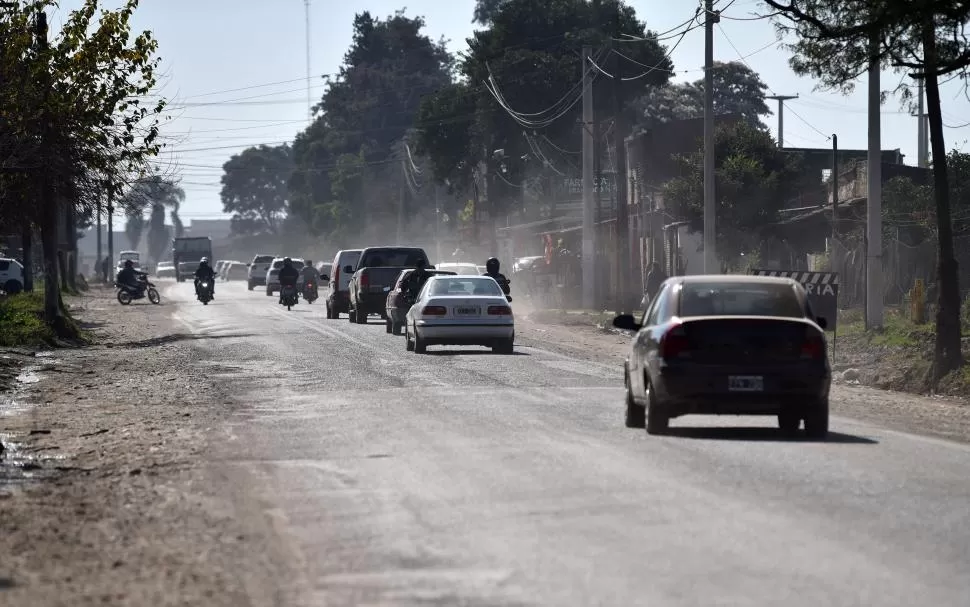 MULTITUD. Una multiplicidad de autos y motos recorren la calle, que denota un importante deterioro. LA GACETA / FOTOS DE INÉS QUINTEROS ORIO