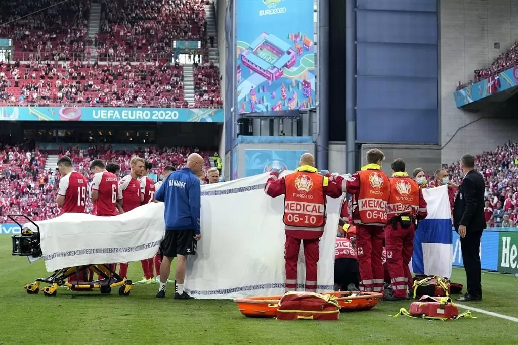 ATENCIÓN URGENTE. Detrás del lienzo, médicos asisten de urgencia al jugador Eriksen. Foto de Twitter @reformacancha