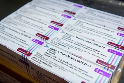 Desbaratan un vacunatorio clandestino en Mendoza: un médico y un enfermero, detenidos