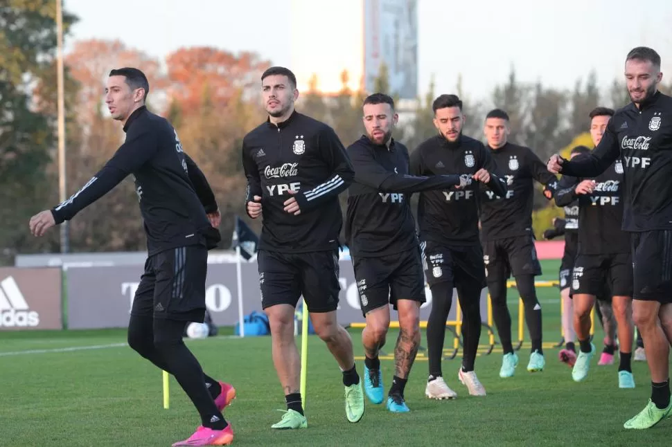 A LA ESPERA. La Selección juega mañana, a partir de las 18, ante Chile; luego de un entrenamiento hoy en Ezeiza, recién viaja a la noche hacia Río de Janeiro. twitter@argentina