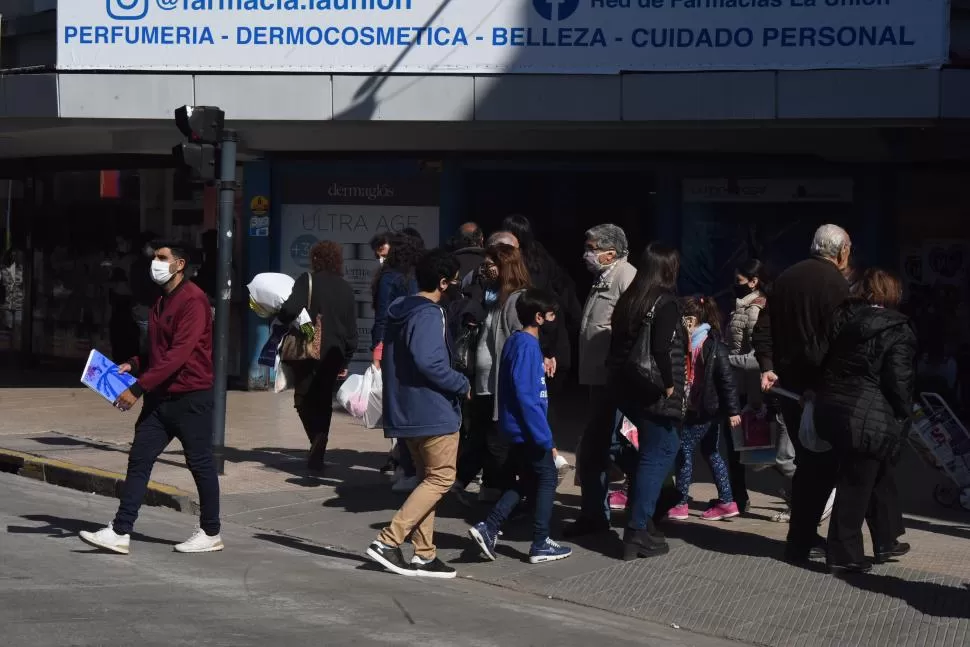 PARA TODOS. Atienza propone que se repartan barbijos porque “es más barato que tener camas de terapia intensiva”. la gaceta /foto de analia Jaramillo 