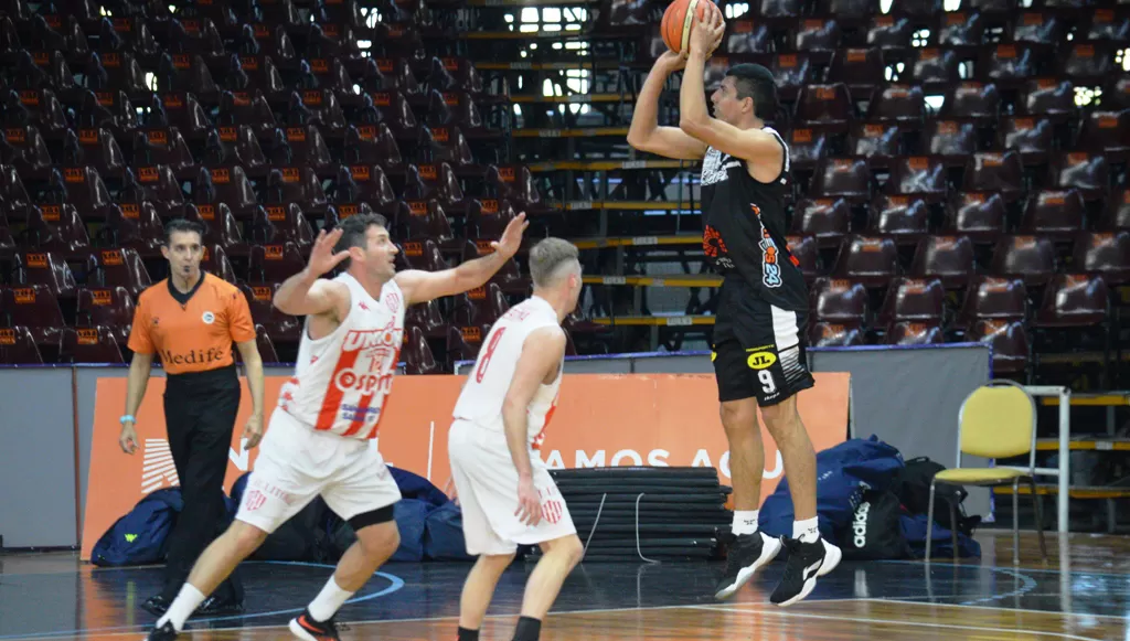 NO PUDO. A Estudiantes no le alcanzó la remontada y cayó ante Unión por 82 a 77.