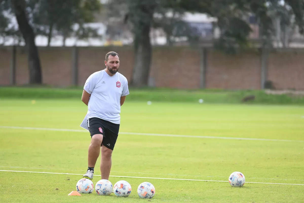 QUIERE MUCHO MÁS. De Muner apuesta a que su equipo mantenga las cosas positivas y corrija lo que no viene saliendo bien.