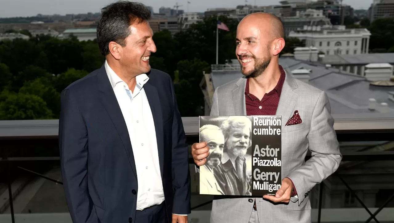 REUNIONES. El titular de la Cámara de Diputados, Sergio Massa, se entrevistó en Estados Unidos con Juan Sebastián González, un asesor del presidente de ese país, Joe Biden, y le regaló un disco de Astor Piazzola.