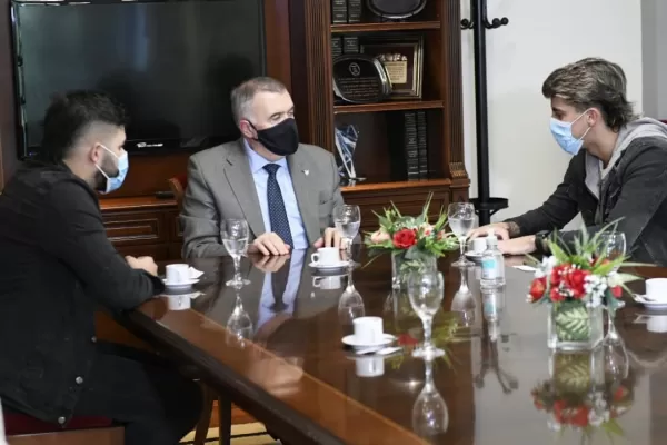 Jaldo recibió al influencer tucumano que recaudó $ 341.000 para la carrera de Veterinaria