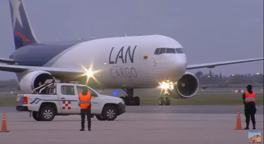 Alberto Fernández recibió al vuelo que trae más de 930.000 vacunas de AstraZeneca