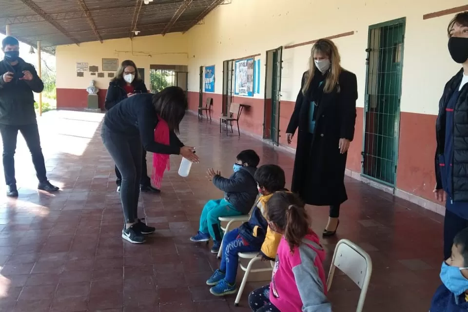 Niños de dos escuelas recibieron zapatillas compradas por personas que habían violado la cuarentena