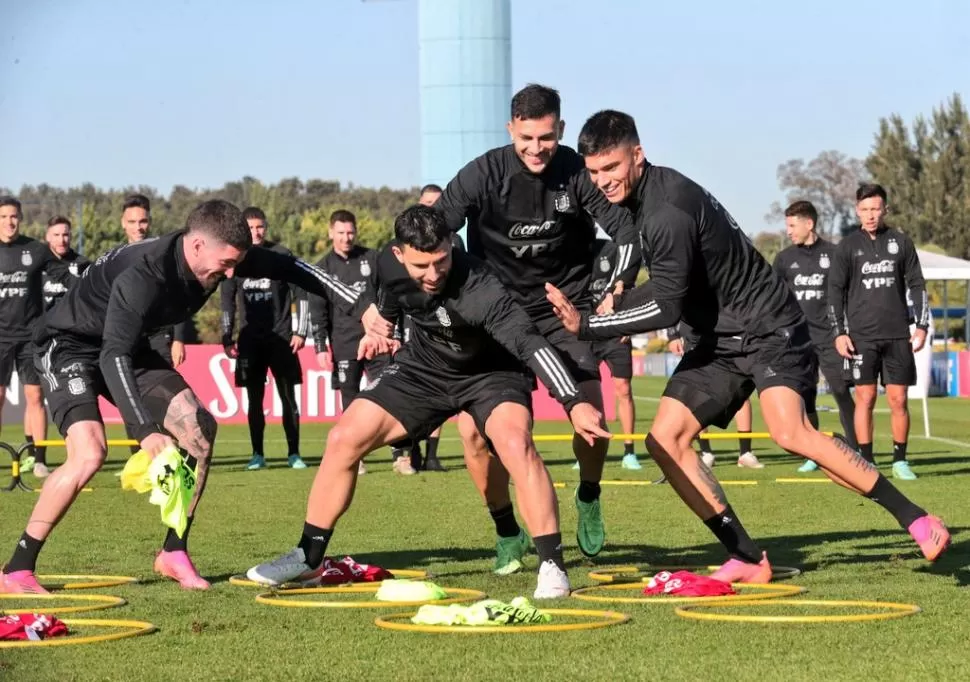 ESPÍRITU DE EQUIPO. De Paul, Agüero, Paredes y Joaquín Correa se divierten en uno de los ejercicios previos al partido de hoy contra Chile. Argentina viajó ayer y ya está concentrado en Barra da Tijuca. 