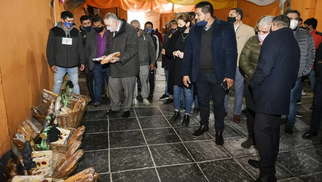 DE RECORRIDA. El vicegobernador, Osvaldo Jaldo, junto a algunos legisladores visitaron espacios que brindan asistencia en San Miguel de Tucumán.