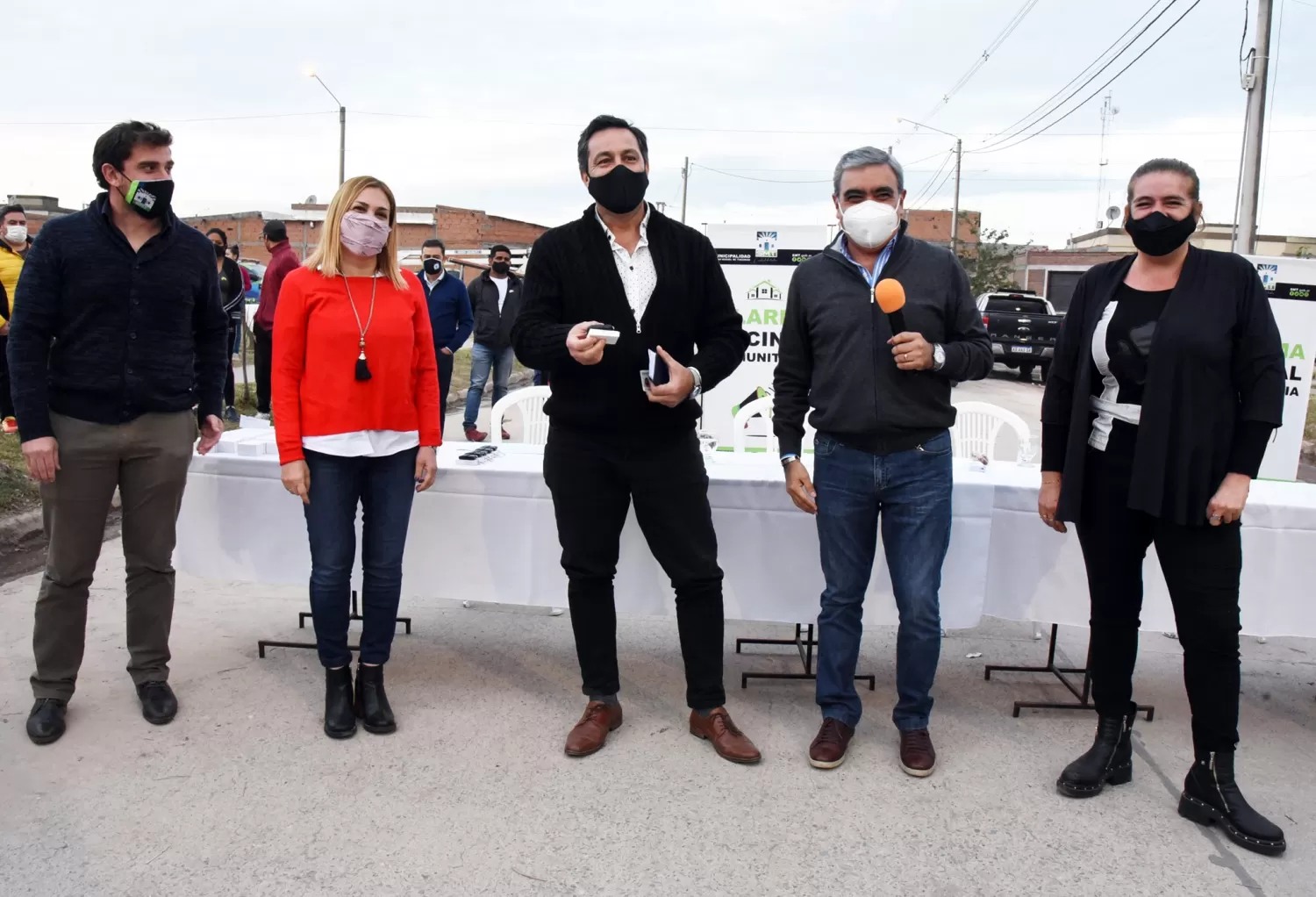 ACTO DE ENTREGA. Alfaro distribuyó los botones antipánico entre las familias de la zona. Foto Prensa SMT