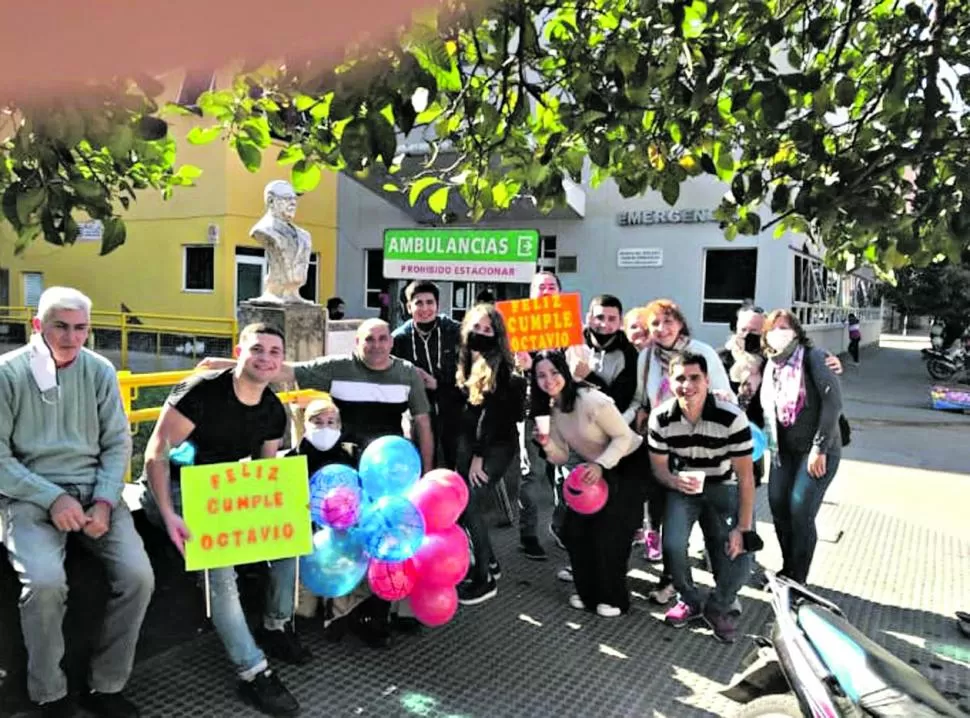 FESTEJO. Allegados celebraron por Octavio fuera del Hospital de Niños.  