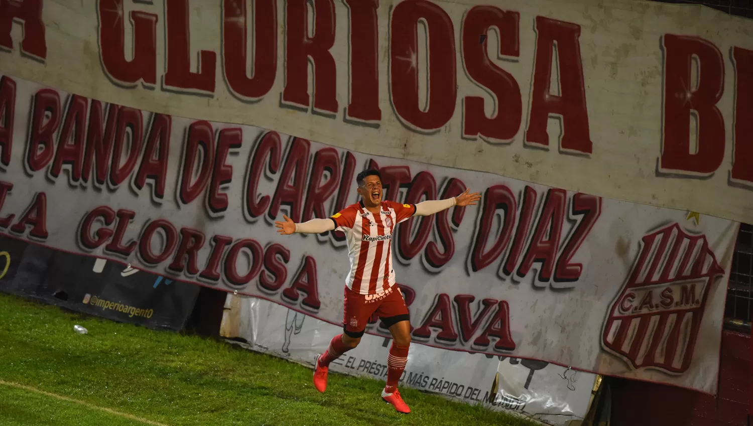 CANTÓ PRIMERO. A los 17 minutos del primer tiempo, Marcelo Estigarribia conectó de cabeza un lindo centro de Juan Imbert y puso al 