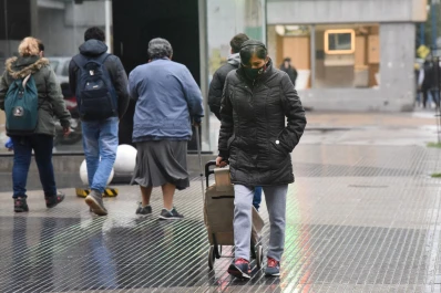Volvieron las bufandas, los guantes y las camperas para enfrentar el frío en Tucumán
