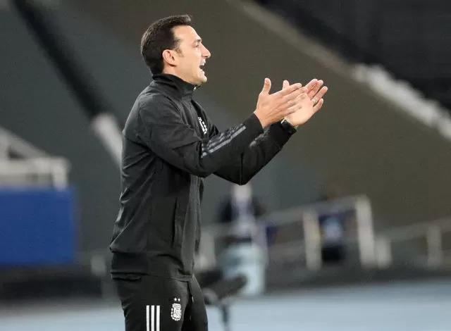 QUEJAS. Scaloni criticó duramente el estado del campo de juego del estadio de Botafogo, donde se jugó Argentina-Chile. 