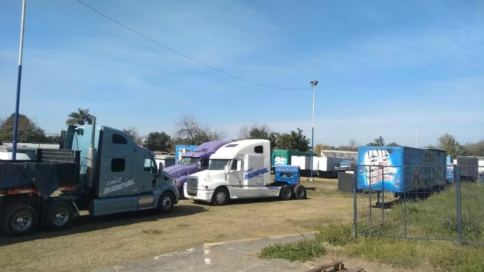 A LA ESPERA. Toda la infraestructura del circo, encapsulada en el tiempo, esperando volver a ser utilizada. 