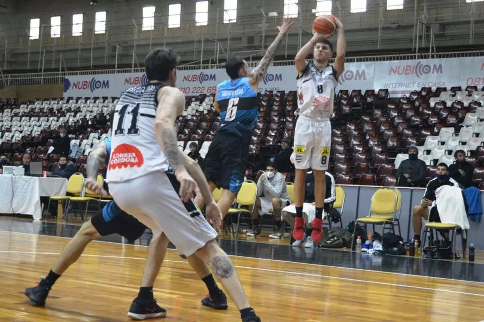 TRIPLE. Ignacio Echevarria apunta al aro ante la marca de Godoy Vega.  