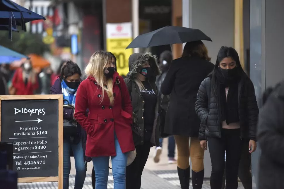 LLOVIZNA GRIS. Se espera que las lluvias continúen durante toda la jornada. 