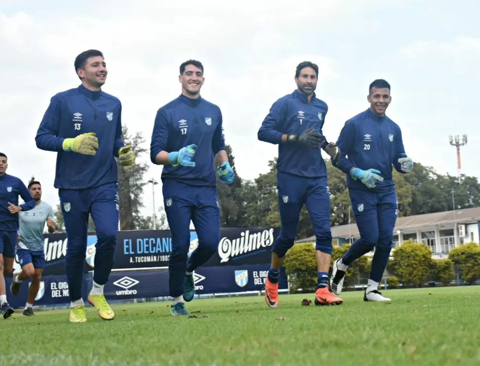 JUNTOS. Los arqueros utilizan un uniforme diferente al resto de sus compañeros hasta en los entrenamientos. Serán los cuatro alternativas que tendrá disponible “ODF”.  