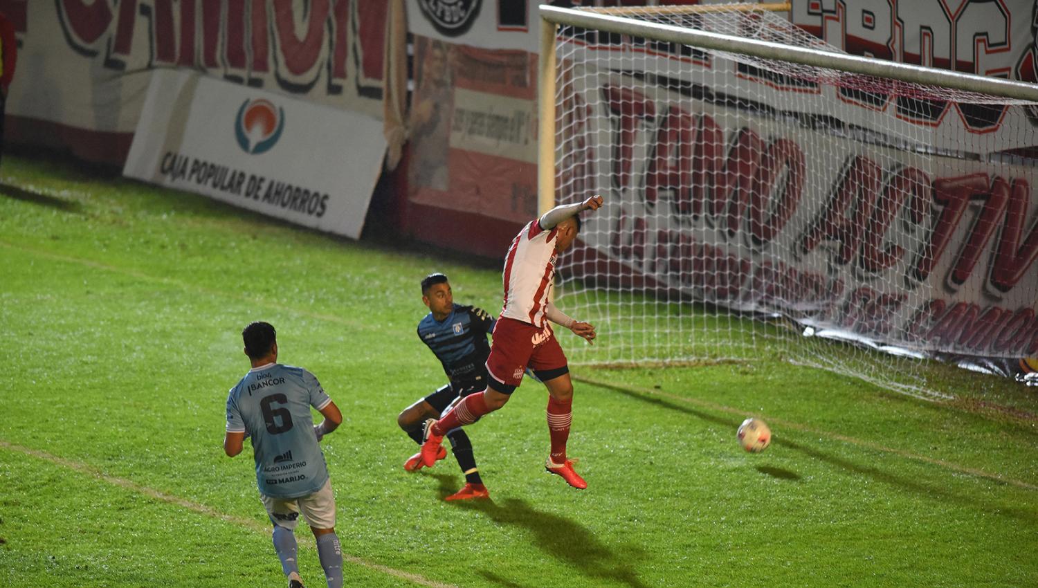 ADENTRO. Marcelo Estigarribia ya conectó de cabeza, y la pelota tendrá destino de red.