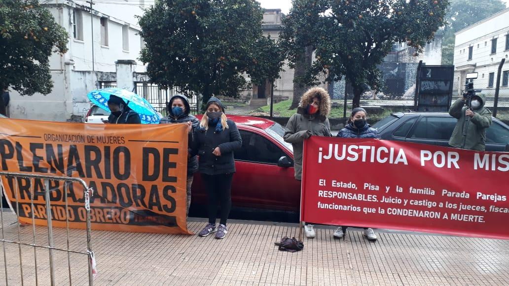 BAJO LA LLUVIA. Esta mañana, las denunciantes esperaron fuera de la Legislatura la decisión de la comisión de Juicio Político.