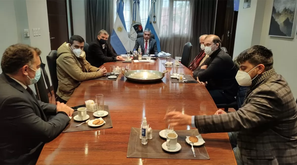 EN EL MUNICIPIO. Alfaro (al centro) en el encuentro con Albarracín (UCR), Romano Norri (UCR), Murga (CREO), Páez (DC), Beti (PRO) y Salazar (UCR).  