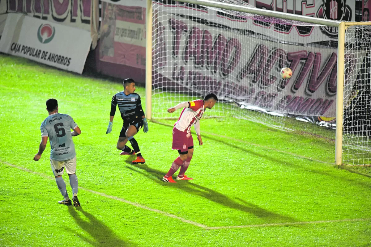 GRAN ANTICIPO. Estigarribia, de cabeza, coronó una jugada brillante del “Santo”.