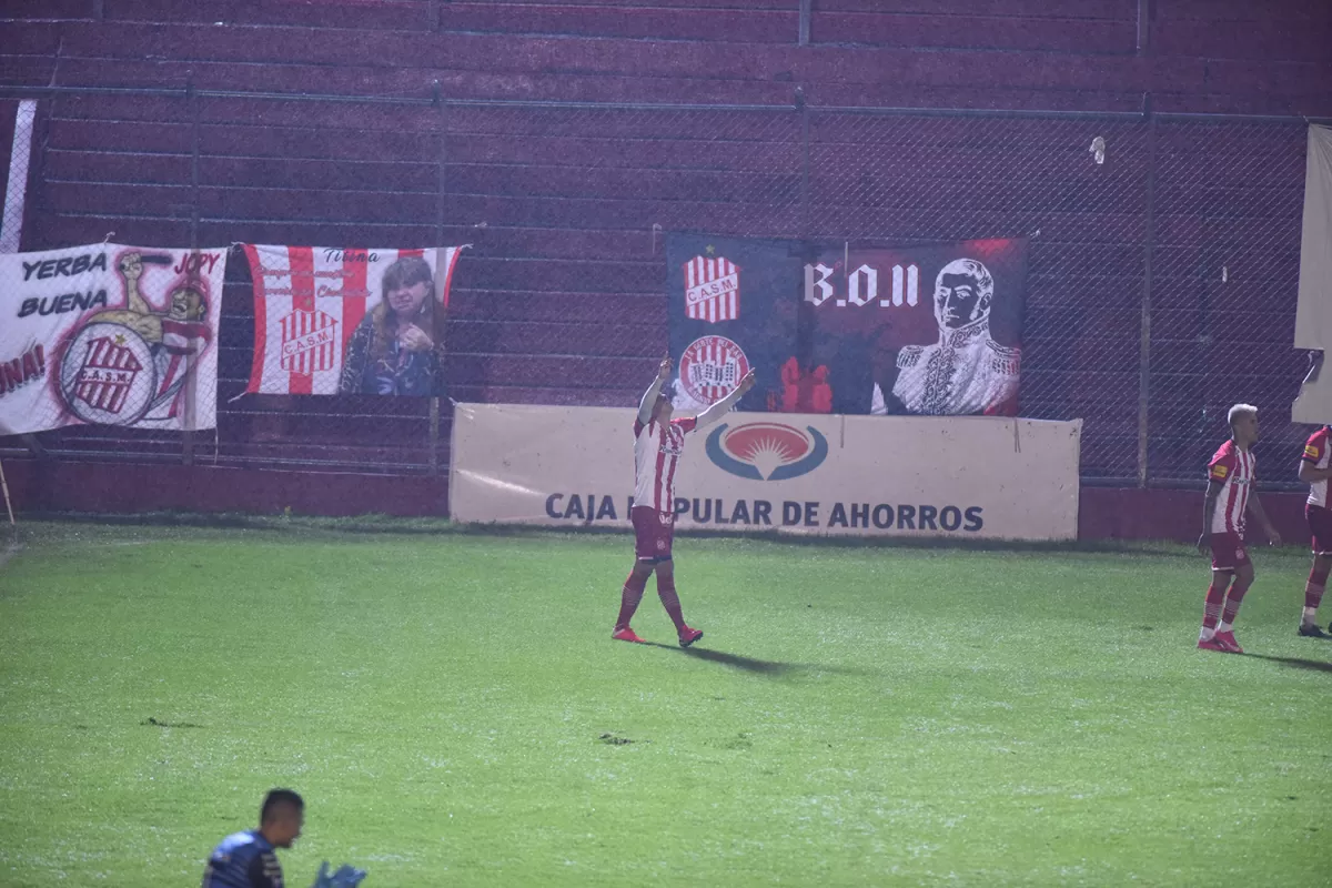 NOCHE MÁGICA. Estigarribia tuvo su partido soñado; anotó los dos goles en la festejada victoria “santa”.