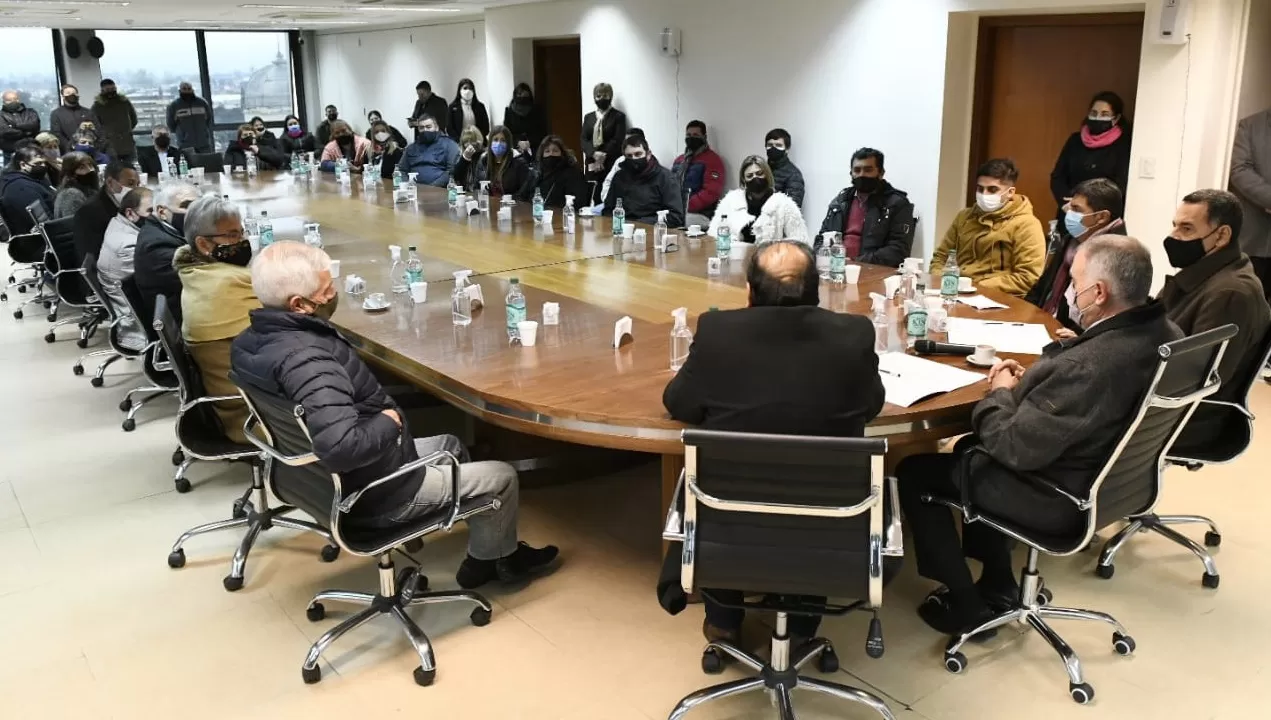 ENCUENTRO POLÍTICO. Jaldo recibió en la Legislatura a dirigentes del departamento Leales.