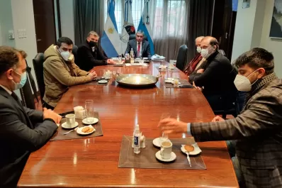 En el día más frío, dos reuniones calentaron los ánimos en la oposición y en el oficialismo tucumanos