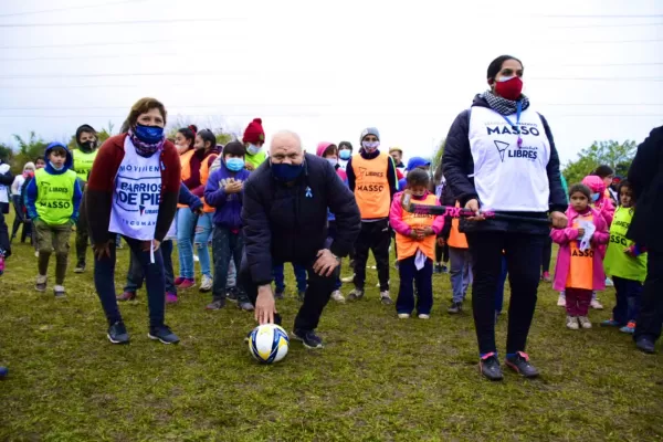 Masso inauguró la Escuelita Popular de Deportes en el barrio Palmeras