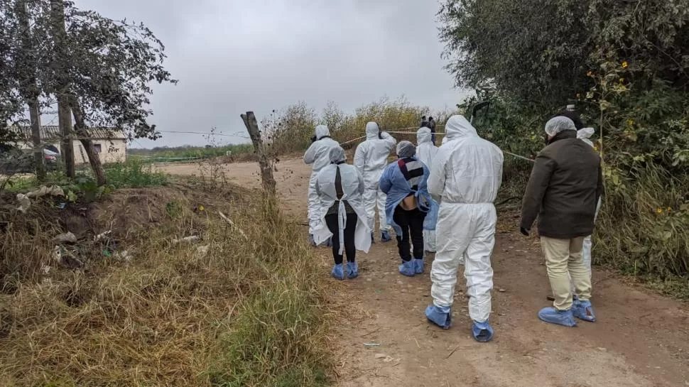 TAREA. Los peritos del ECIF se preparan para analizar el lugar donde encontraron el cuerpo de la joven.  