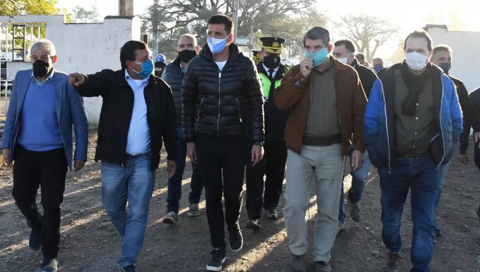 OTRO TIEMPO. Monteros, Vargas Aignase y Maley recorriendo un predio. 